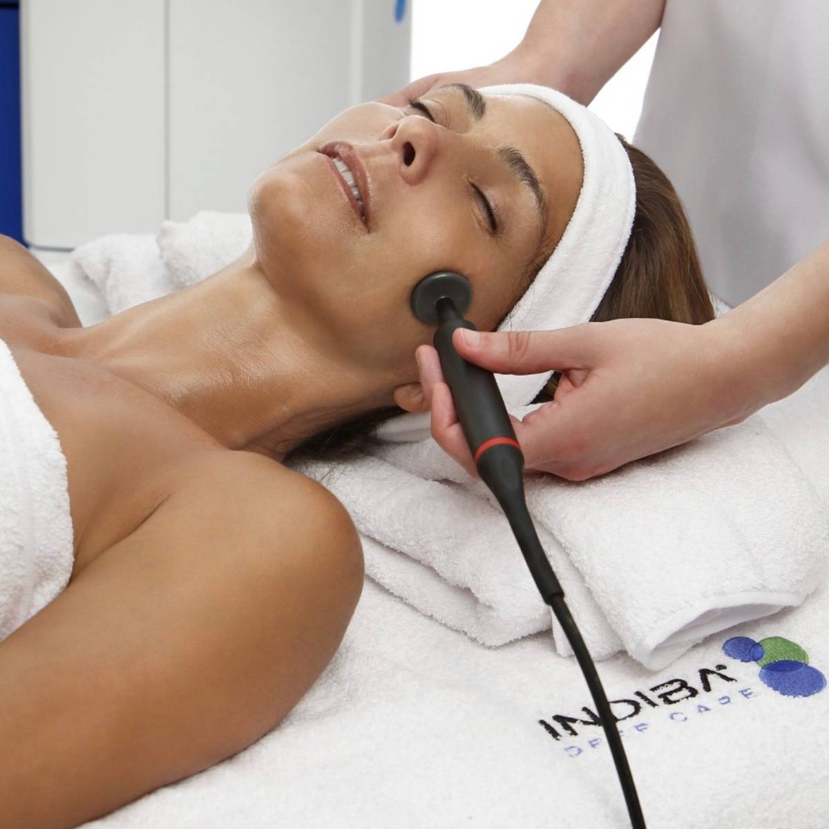 Terapia INDIBA wykonywana na twarzy