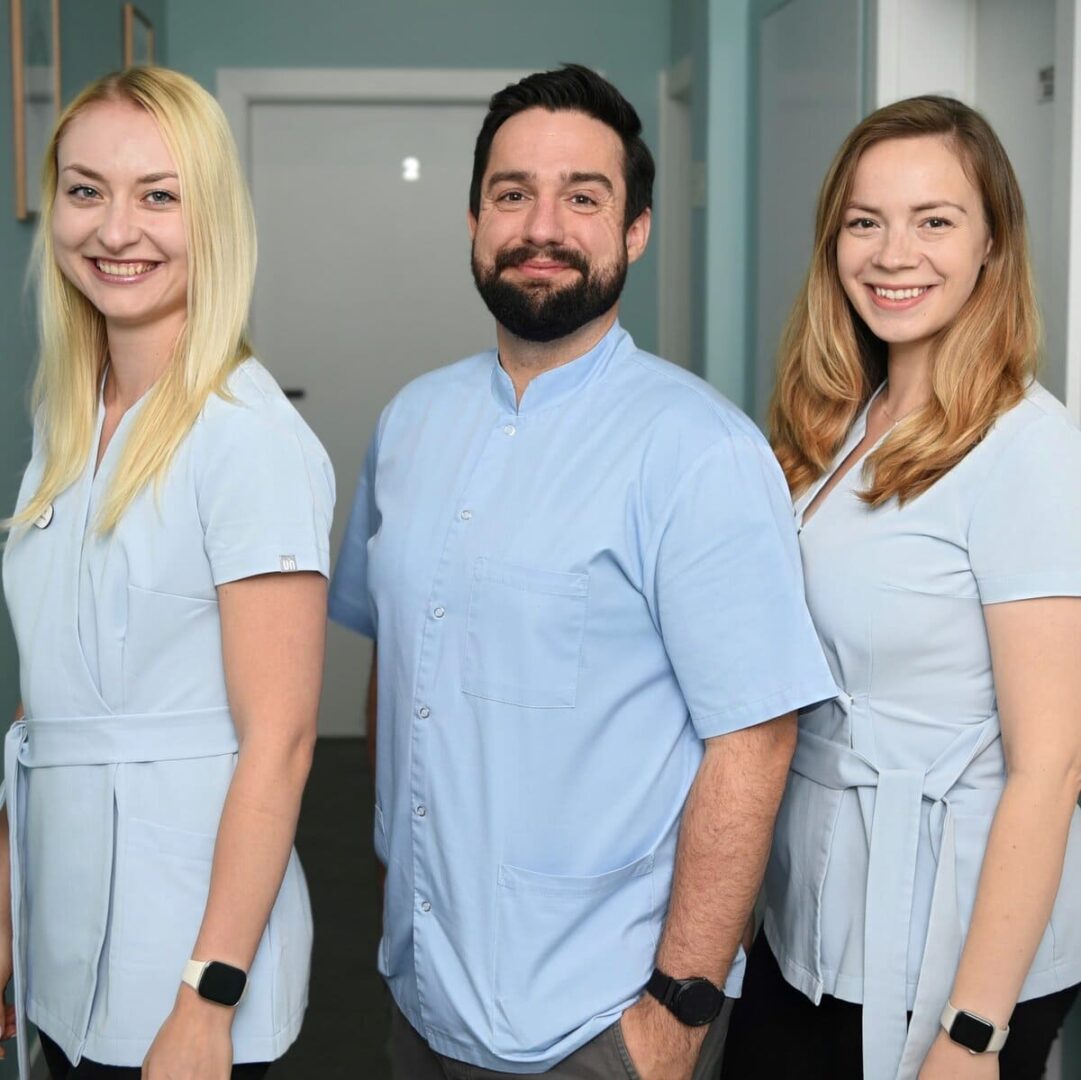 fizjoPS Warszawa - dwie fizjoterapeutki i fizjoterapeuta w uniformach