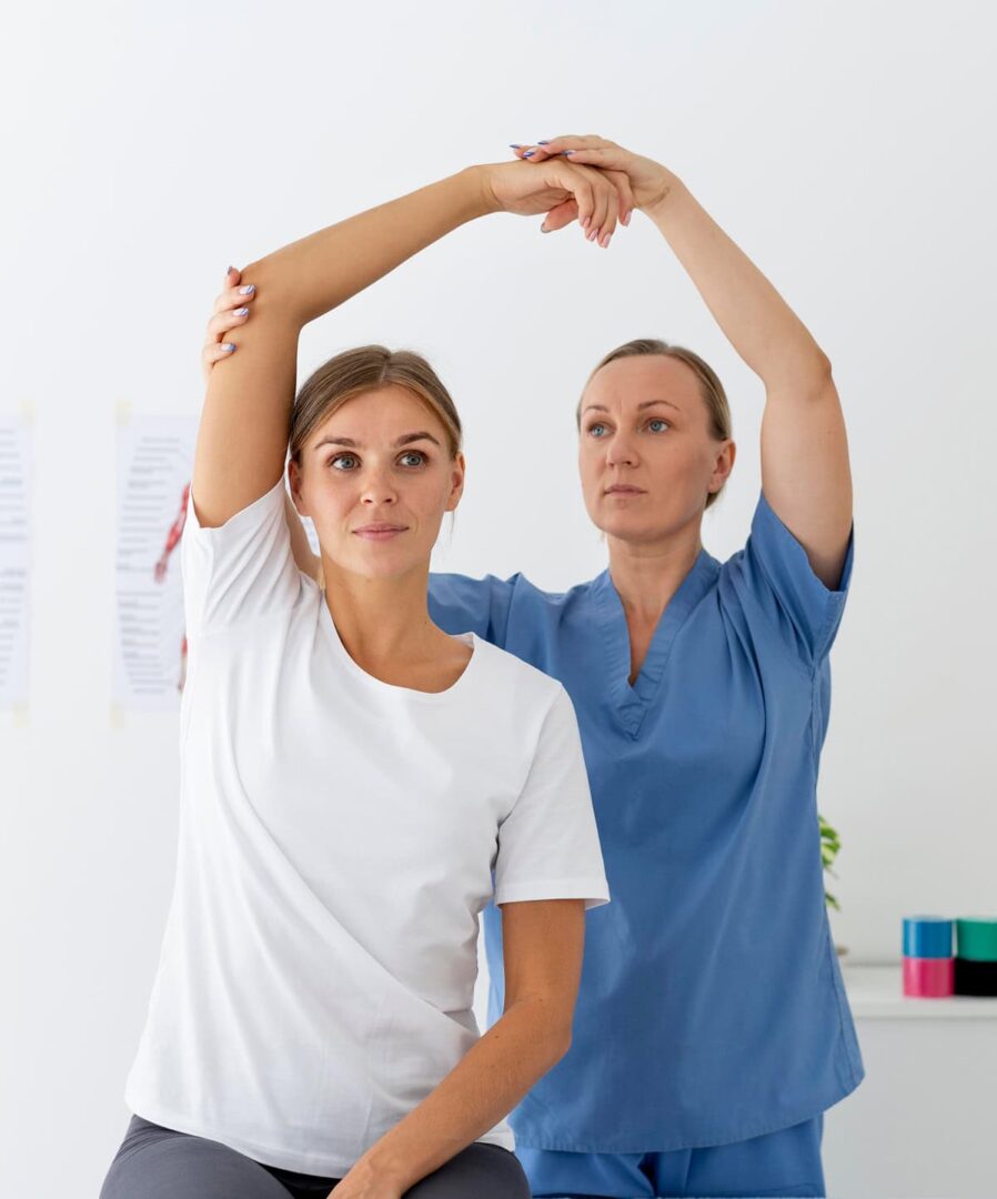 indywidualny plan fizjoterapii - fizjoterapeutka podczas ćwiczeń z pacjentką